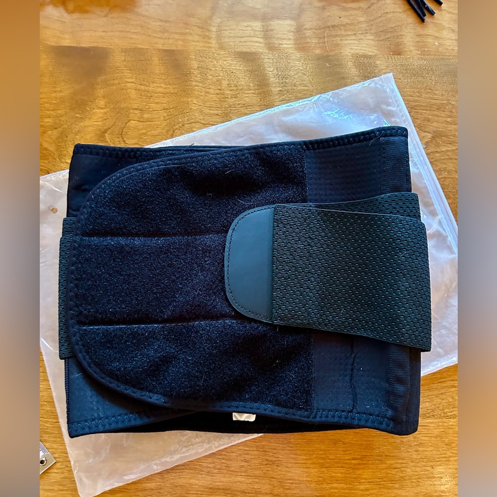 NIB Racelo brand Women’s Sauna waist trainer, size Med, Black